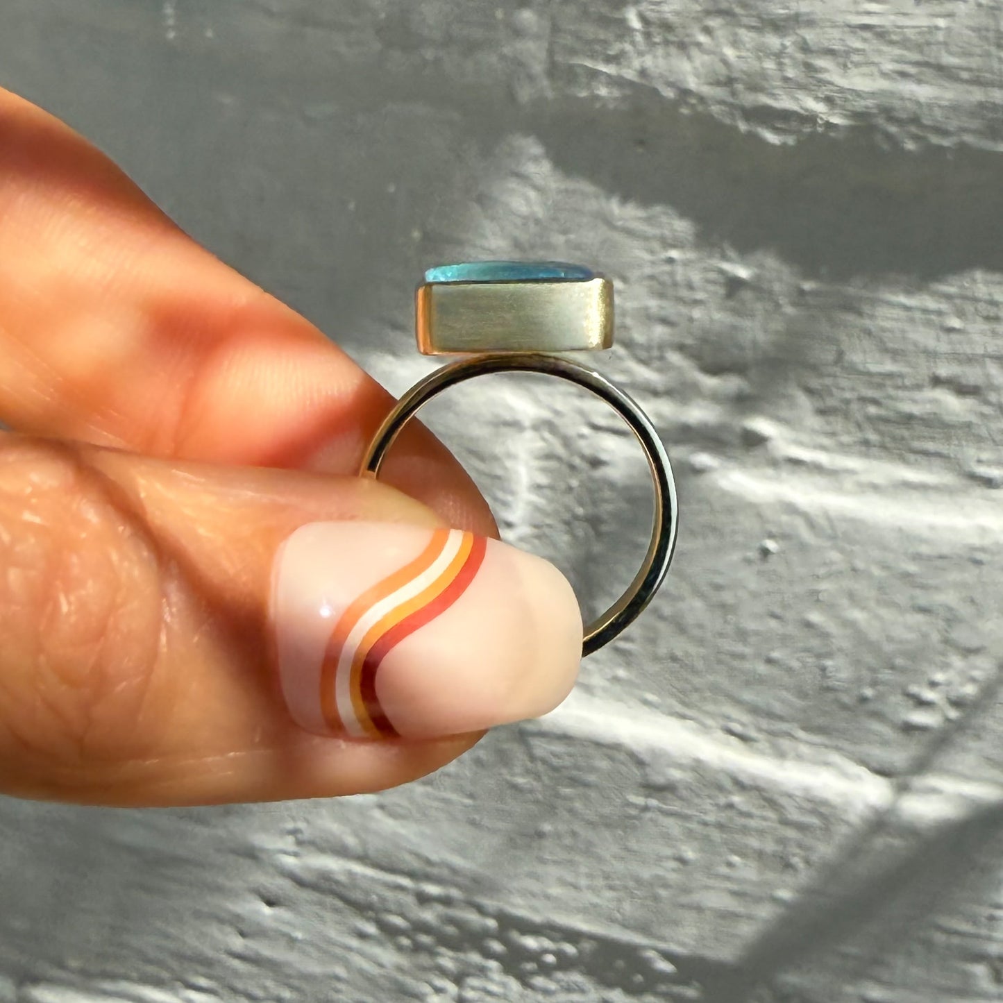 Profile of an Australian Opal Ring by NIXIN Jewelry, crafted with 14k gold. The exquisite Lightning Ridge opal makes this a truly unique jewelry and luxury piece.