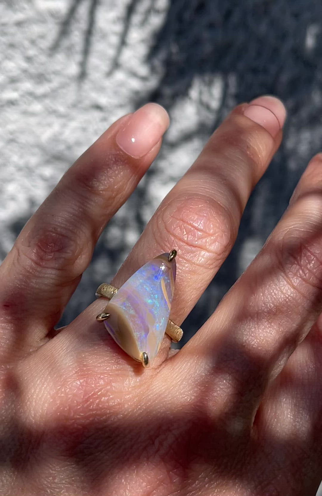 Video of Australian opal ring by NIXIN Jewelry worn in sunlight and shade