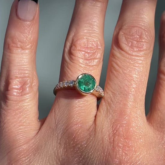 Video of emerald and diamond ring by NIXIN Jewelry worn by model