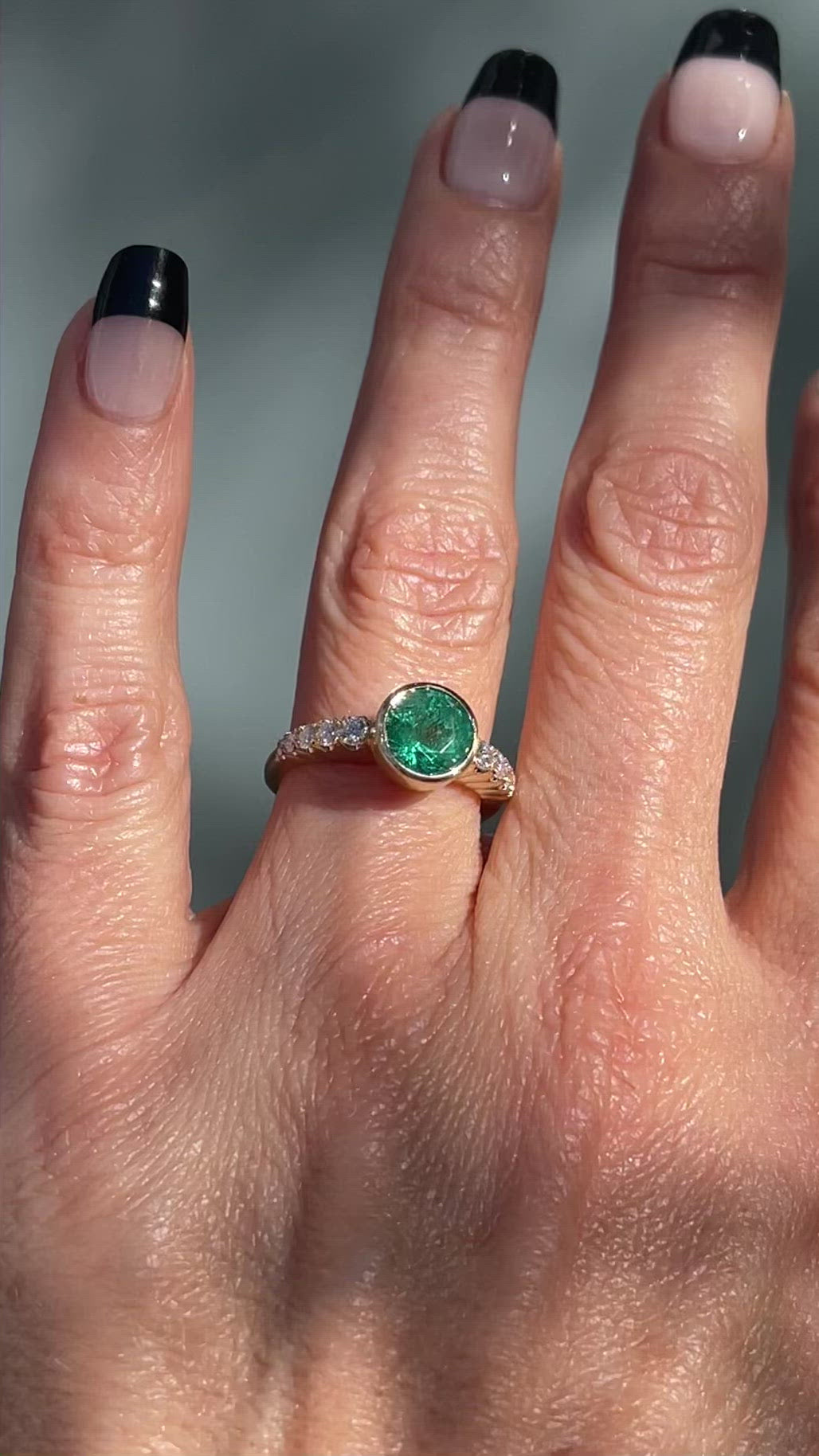 Video of emerald and diamond ring by NIXIN Jewelry worn by model